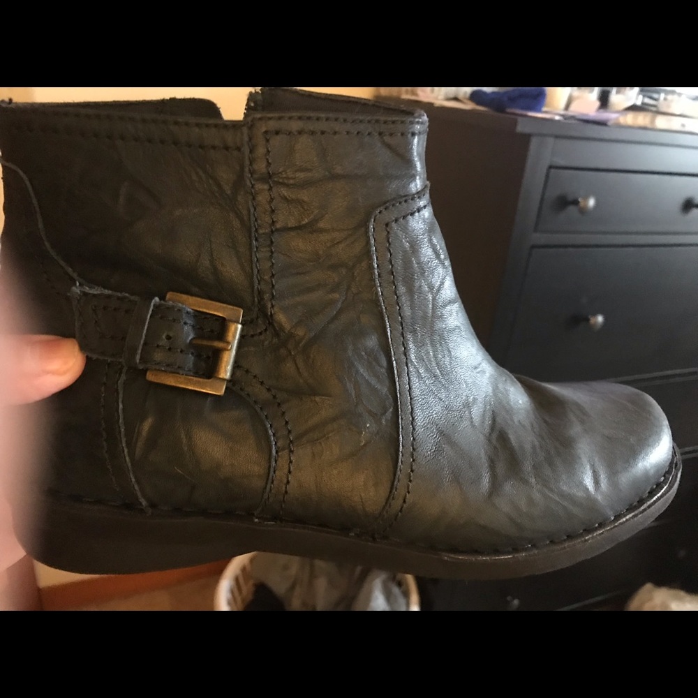 Navy 9.5 Clark’s never worn